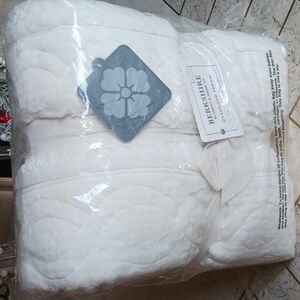 Berkshire oversized Throw, 60"×70",white,reverse Side Sherpa,,NEW -sealed...